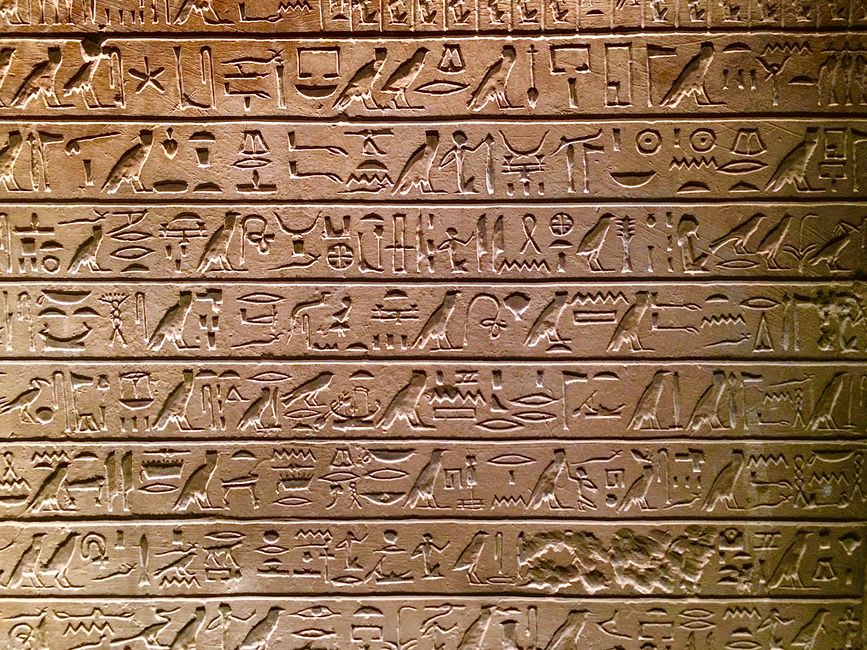 Un tiroir d'anciennes tablettes cunéiformes entreposées au musée de Sulaymaniyah, certaines cataloguées avec de petites étiquettes en papier, en attente de traduction et d'étude