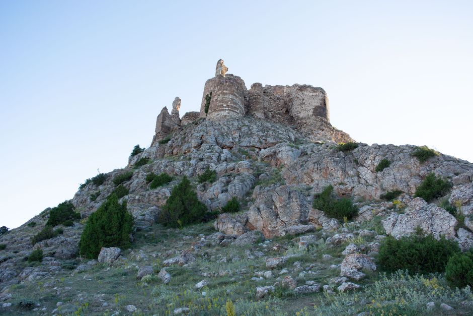 Crumbled stone walls of Castillo de Jalpa with the green valley visible through the gaps