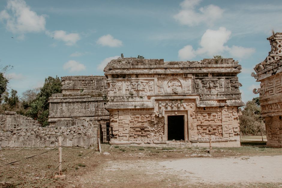 Partially excavated residential structures and overgrown mounds at Mayapán