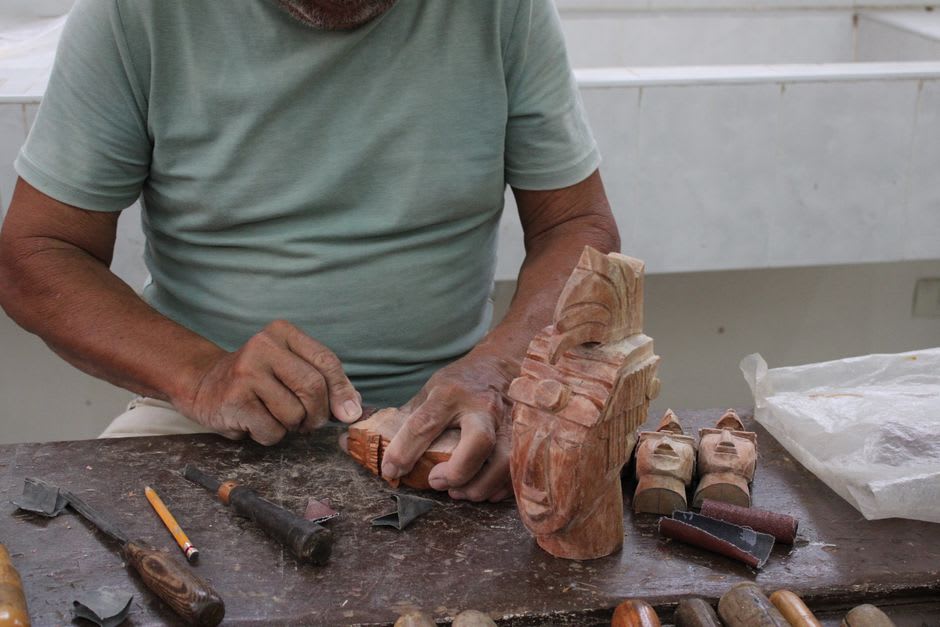 Artisan market stalls in Quiroga showing lacquerwork, woven textiles, and woodcarvings