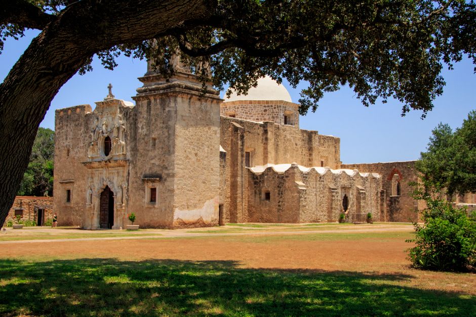 The colonial atrium of the Franciscan ex-convento in Tula de Tamaulipas, stone walls and open sky