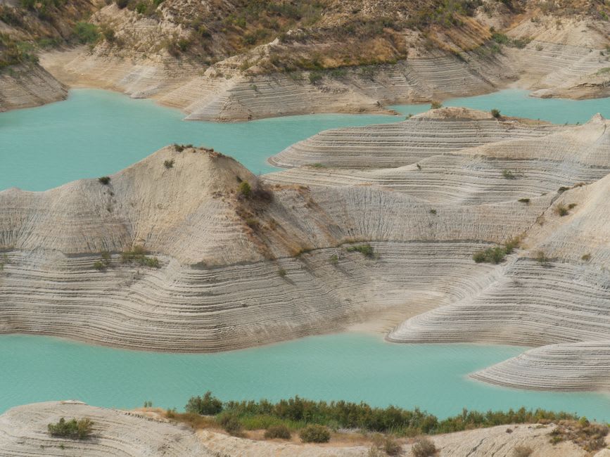 The Presa Villa García with its turquoise water and colonial ruins on the far bank