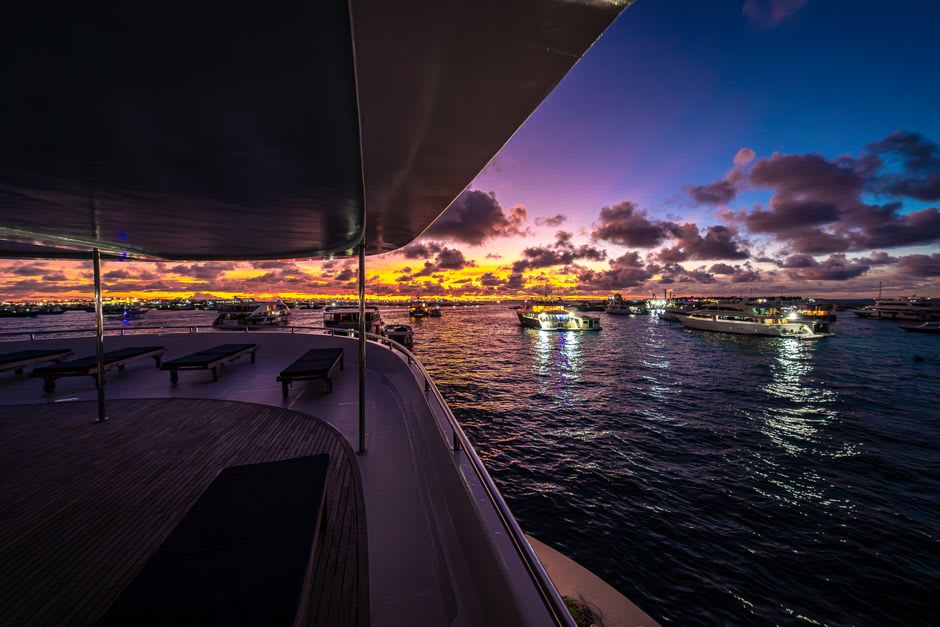 Le bateau de croisière plongée ancré dans le lagon immobile et vitreux de l'atoll de Bikini à l'aube