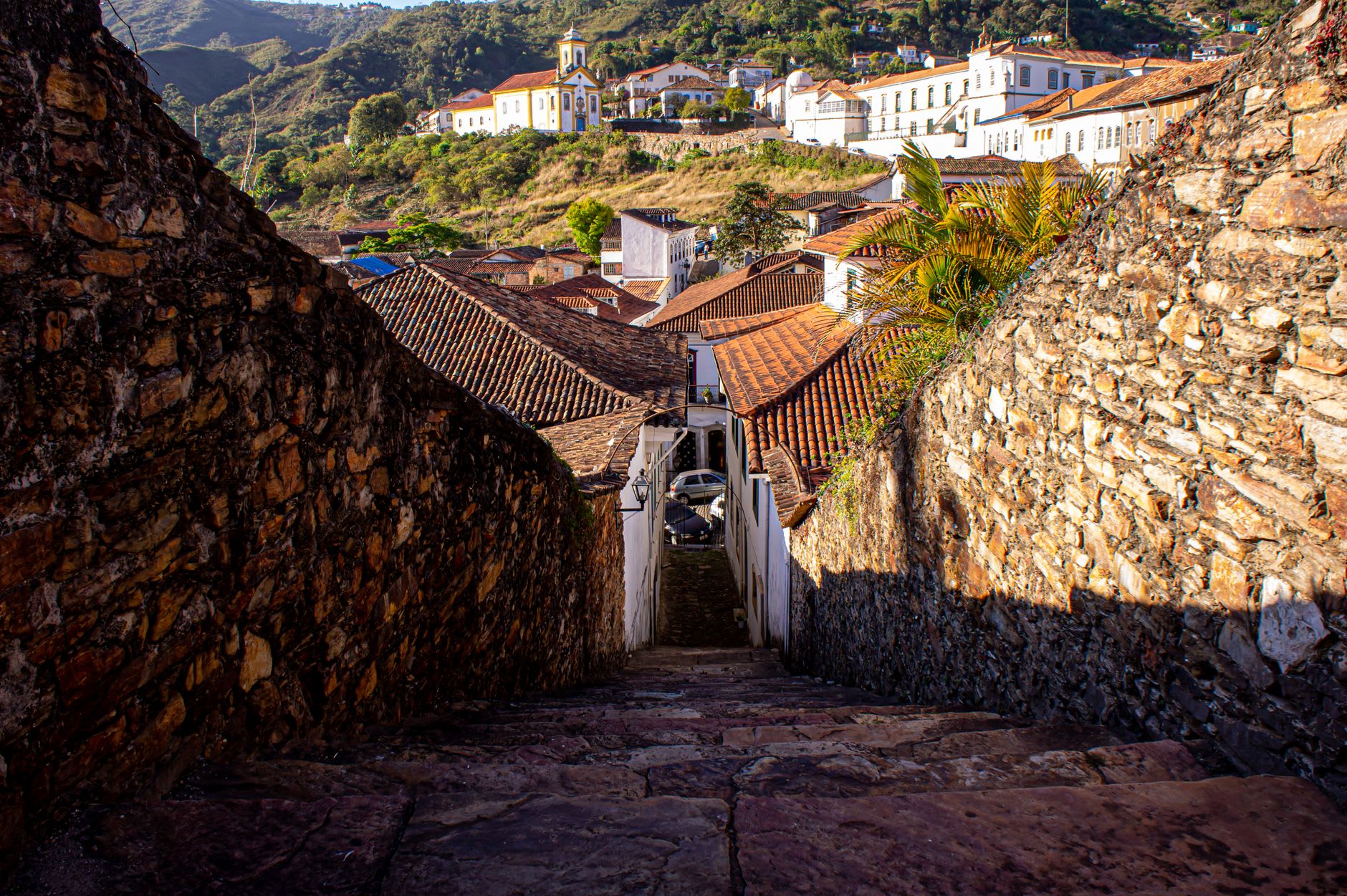 La façade baroque ornée de l'Igreja de São Francisco de Assis à Ouro Preto, Minas Gerais