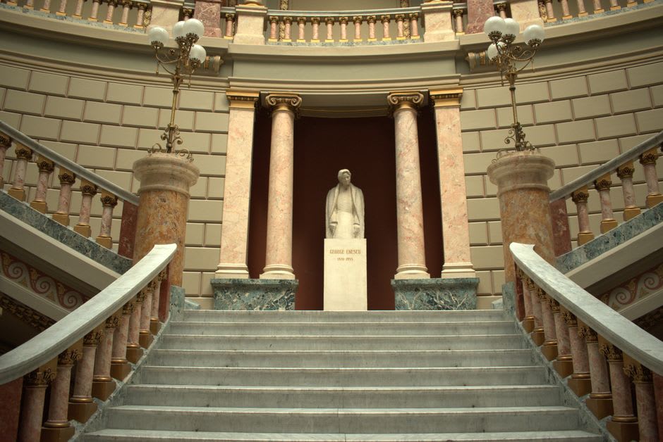 Visitantes subiendo por la escalera interior dentro del cuello de la gigantesca estatua del caballo hacia la plataforma de observación