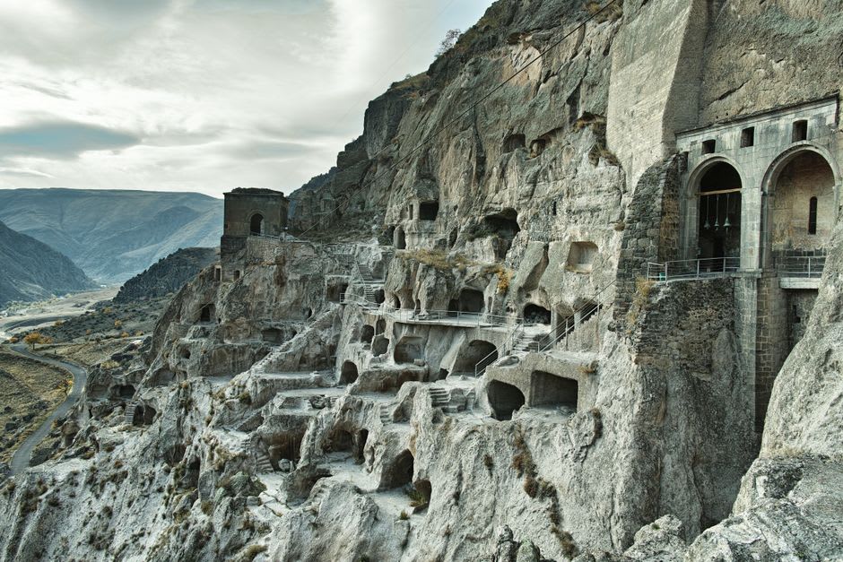 Muros de piedra en ruinas de un monasterio construidos directamente en formaciones de granito en las laderas bajas de Khogno Khan Uul