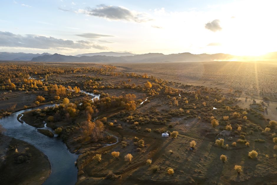 Los ríos Selenge y Orkhon uniéndose cerca de Sükhbaatar, con tierras de cultivo verdes extendiéndose por ambas orillas