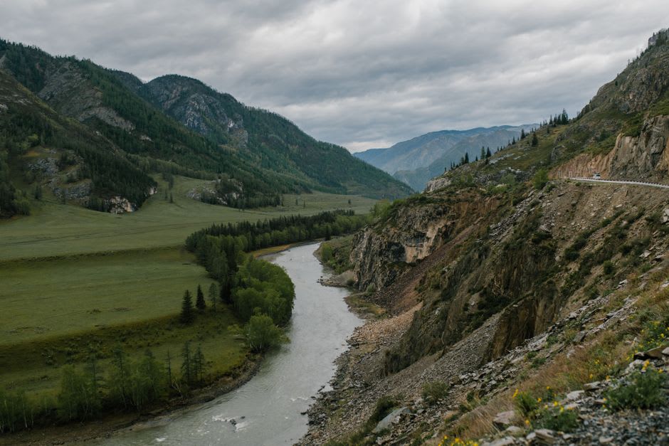 Tierras de cultivo y fardos de heno bajo un cielo tormentoso cerca del valle del río Selenge, afueras de Sükhbaatar