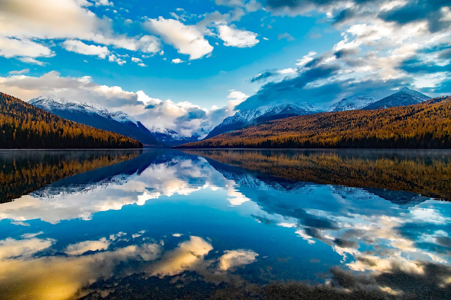 Le parc d'État de Wild Horse Island dans le lac Flathead — un sentier à travers des prairies ouvertes sur l'île avec le lac et les monts Mission visibles dans toutes les directions
