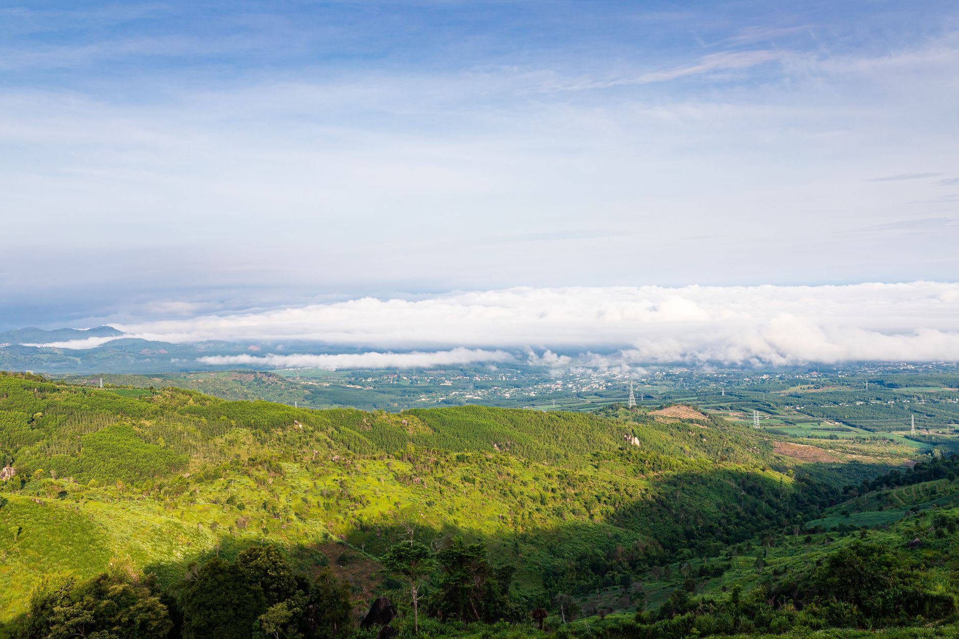 Mirando hacia el sur desde el mirador de la zona de exclusión hacia el volcán Soufrière Hills, con el abanico piroclástico gris visible en primer plano