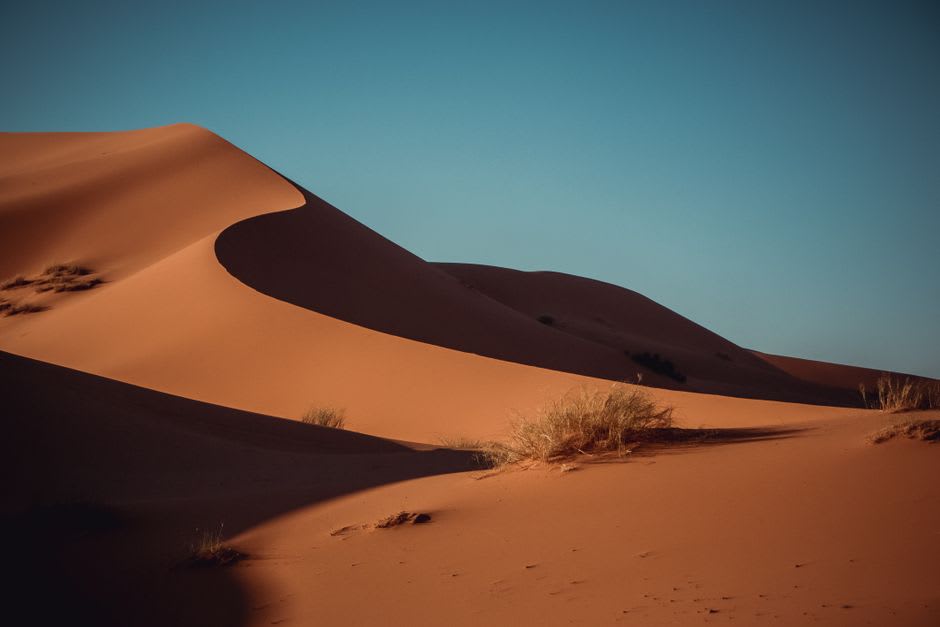 Las dunas del Erg Chebbi resplandeciendo al atardecer en Merzouga, Marruecos