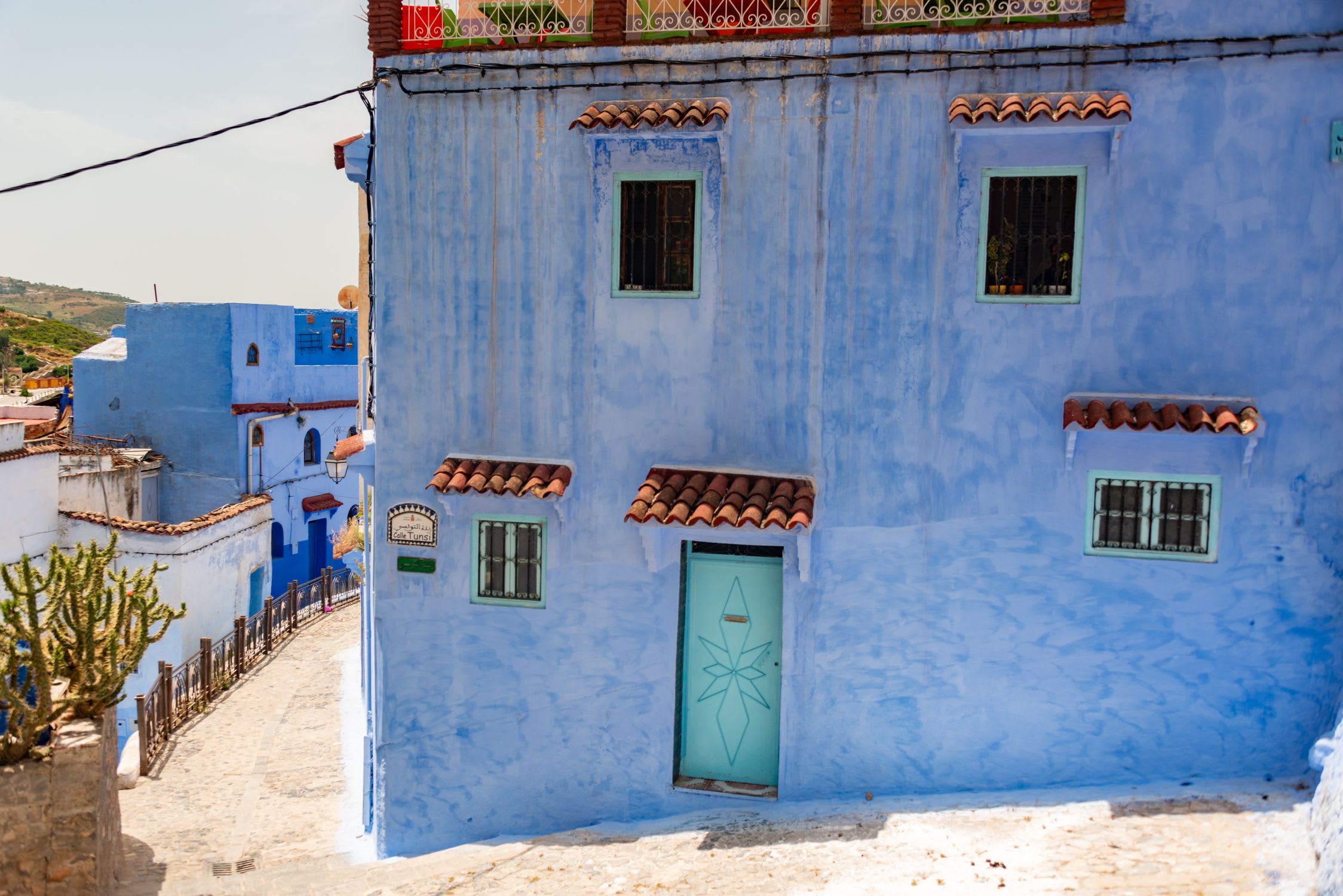 Paredes y puertas pintadas de azul en el barrio de la medina de Chefchauen, Marruecos