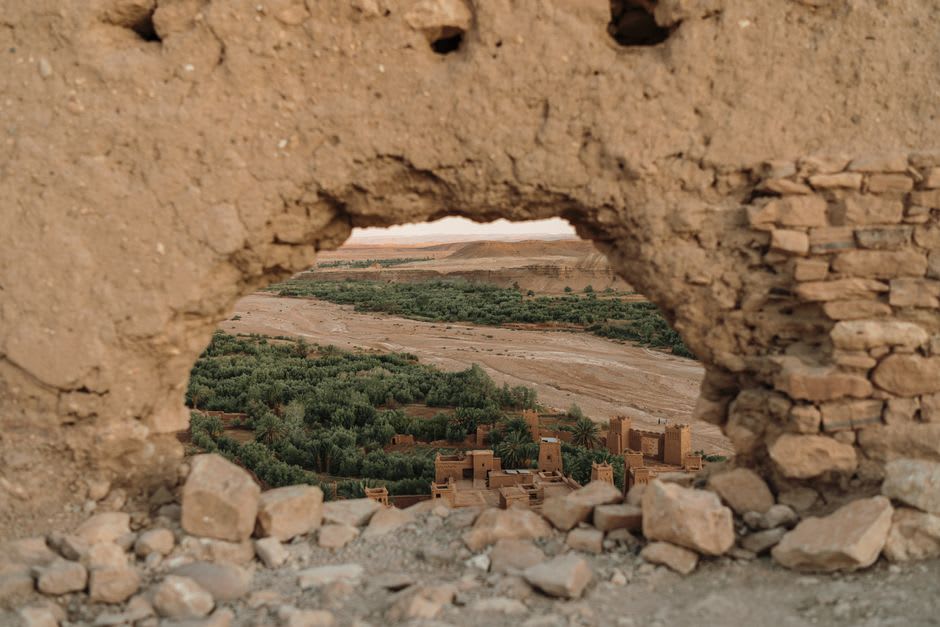 Ruinas del desierto y torres de adobe en Uarzazat enmarcando el antiguo pueblo al fondo