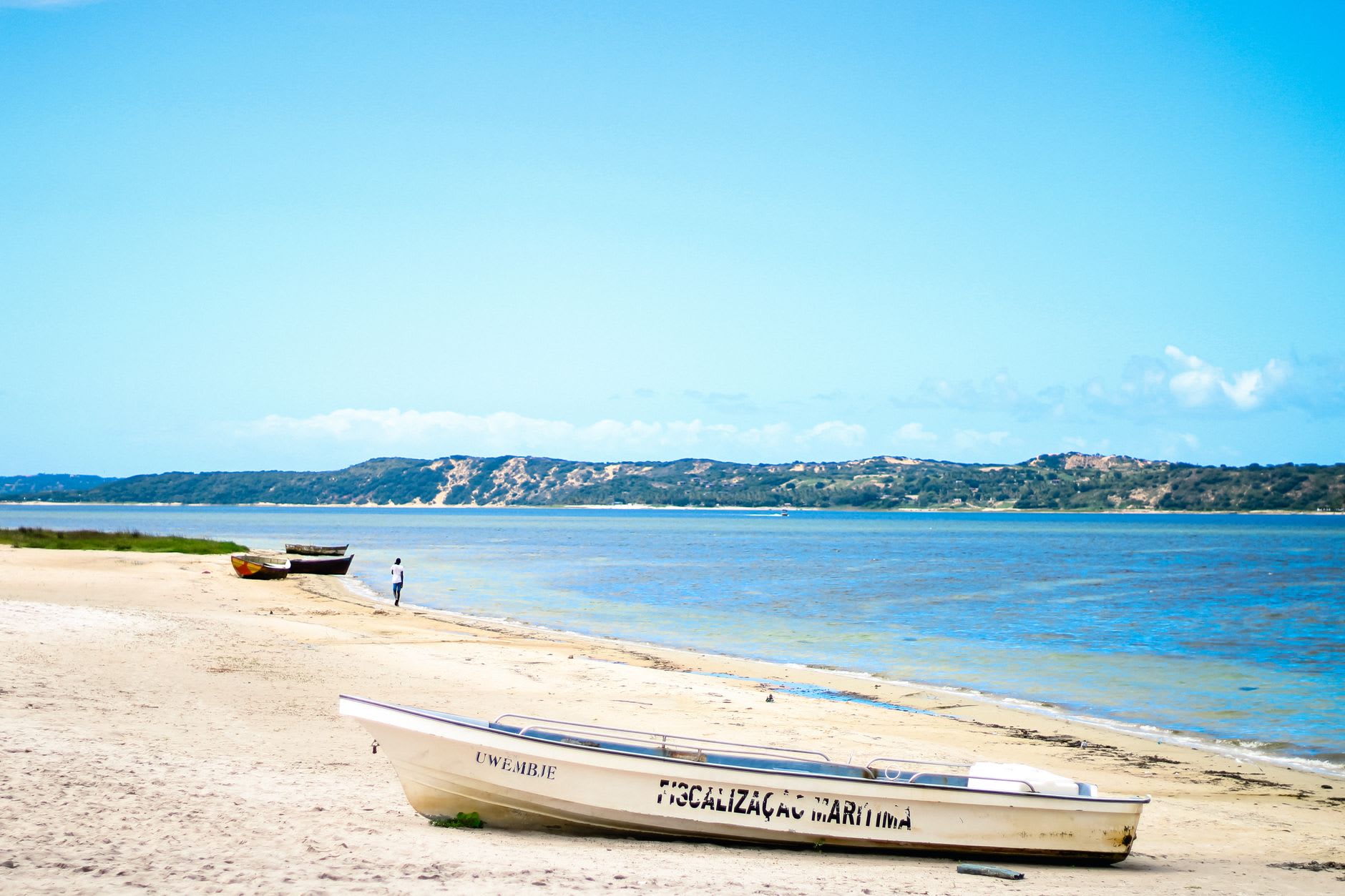 Restaurant du front de mer à Vilanculos avec des tables sur le sable et la baie éclairée par une pleine lune