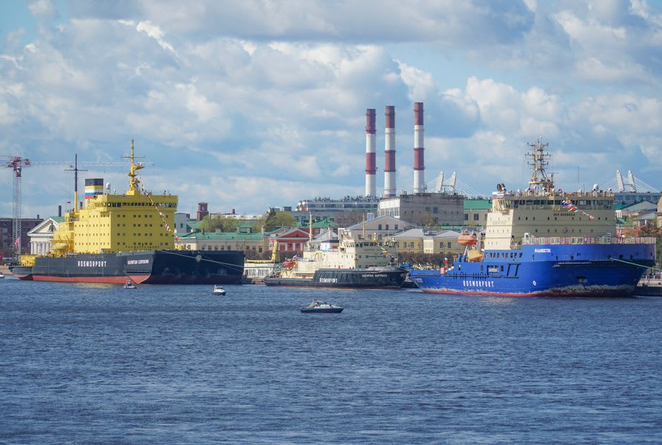 Barcos rompehielos nucleares atracados en el puerto libre de hielo de Múrmansk bajo la luz invernal