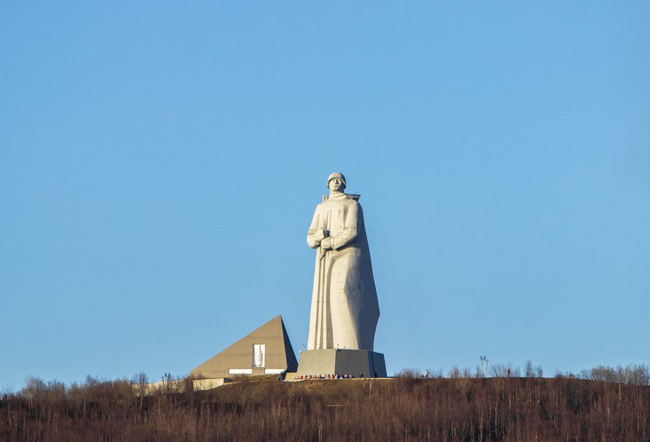 El Monumento a Aliosha de 35.5 metros dominando Múrmansk y el mar de Barents al atardecer