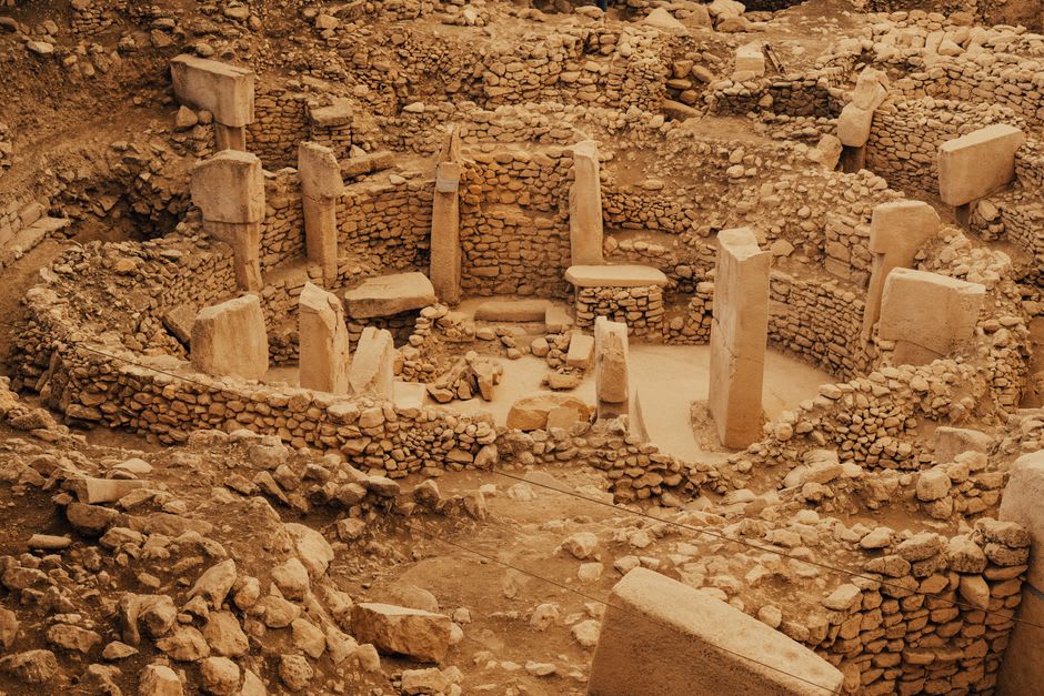 Los cimientos circulares y bajos de piedra de las casas neolíticas en Beidha, dispuestos muy juntos sobre una terraza encima de un lecho de wadi seco