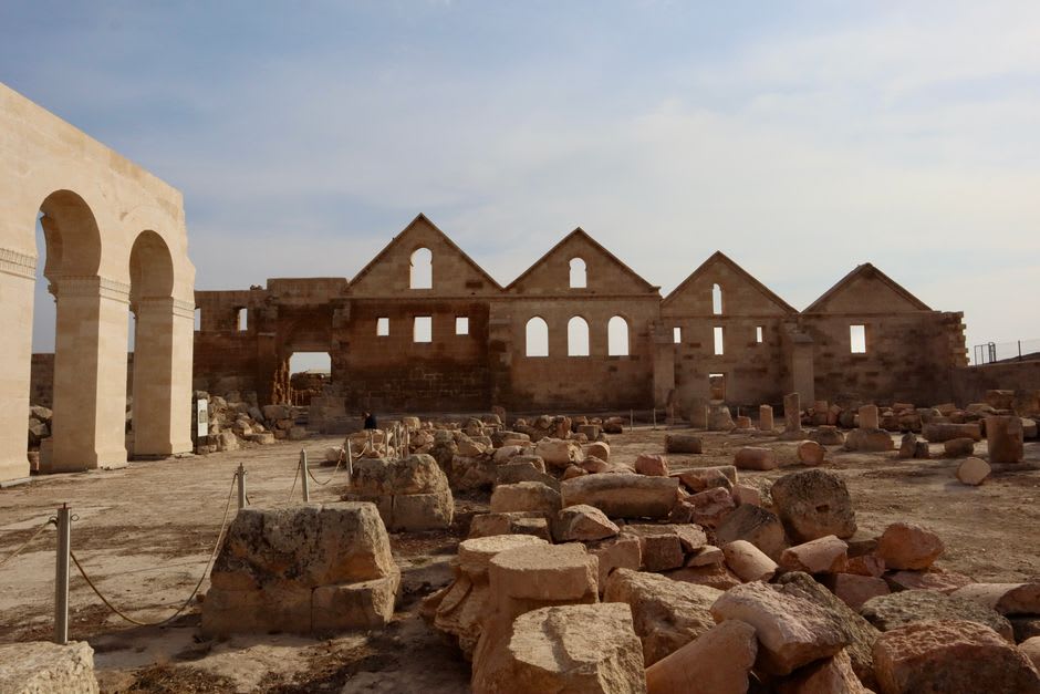 Les murs de pierre bas d'une mosquée islamique primitive à Humayma, un simple plan rectangulaire avec une niche de mihrab visible dans le mur oriental