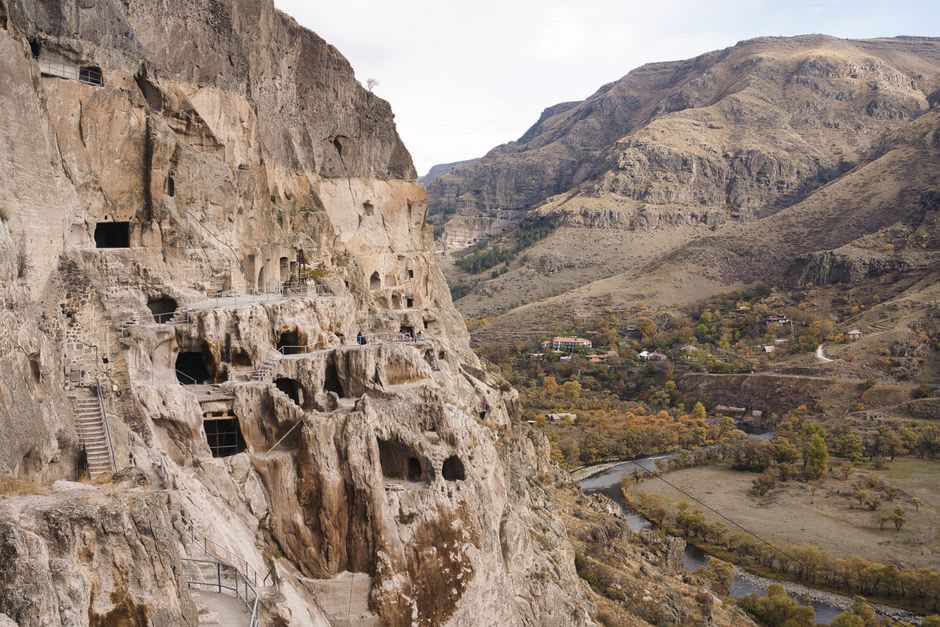 La estrecha escalera tallada directamente en la cara de arenisca del acantilado en Sela, la única ruta hacia la meseta de la fortaleza