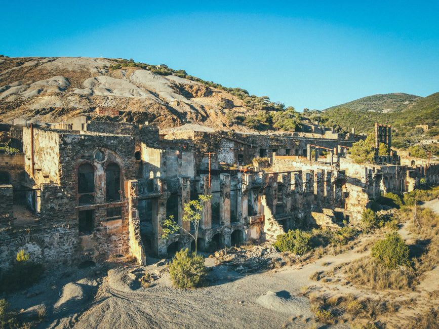 D'anciennes scories de cuivre et des vestiges de fours dispersés sur le fond de la vallée à Khirbet Feynan, des dépôts minéraux vert-noir visibles dans le sol désertique rougeâtre