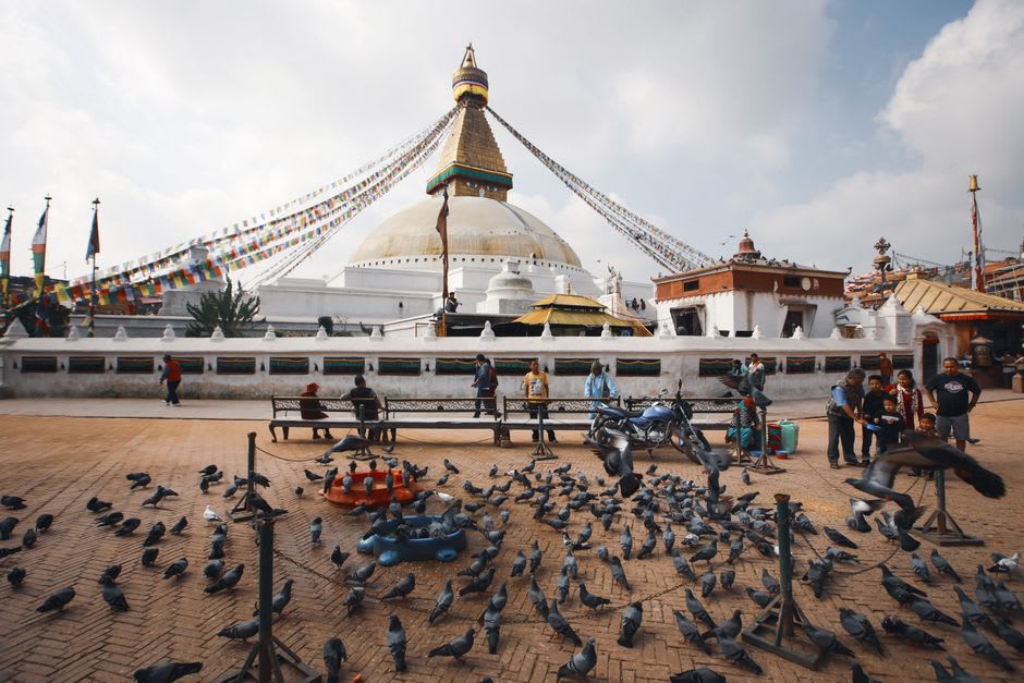 Vue depuis un café en terrasse sur le dôme du stupa jusqu'à la flèche dorée et aux yeux peints de Boudhanath