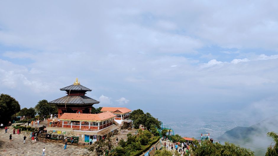 Vue panoramique sur les sommets himalayens enneigés depuis la plateforme d'observation de Chandragiri Hills, la vallée de Katmandou visible loin en contrebas