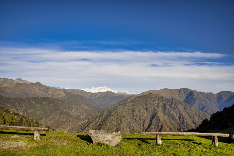 Vista panorámica de la cordillera del Langtang Himal desde un banco vacío en el mirador sobre Kakani