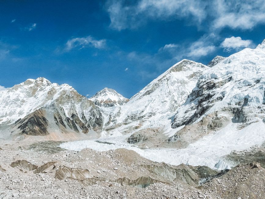 Luz dorada del amanecer extendiéndose por el macizo del Everest visto desde Kala Patthar