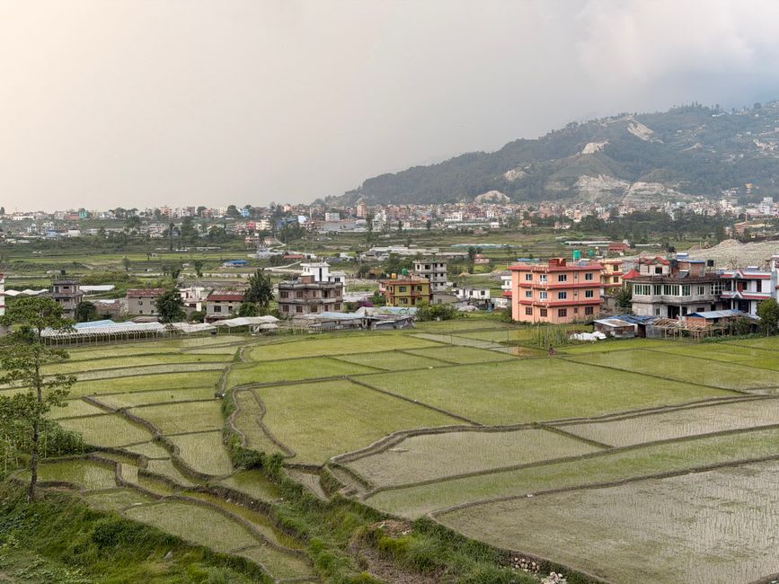 Una mujer newari trabajando un telar de madera en una habitación de tejido de planta baja en Kirtipur