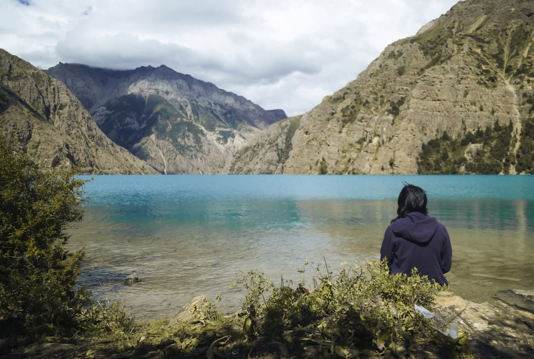 La cascade se déversant du lac Phoksundo à travers une gorge étroite