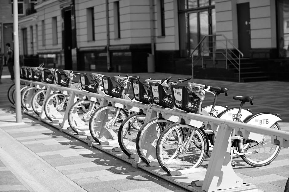 Free white bicycles lined up at a rack in Hoge Veluwe National Park
