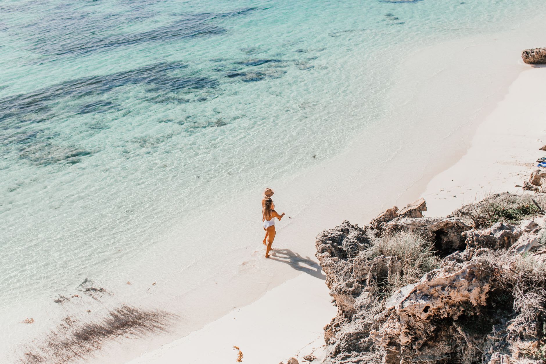 Las paredes de coral de la misión de Hnathalo, Lifou, blanqueadas por el sol y cubiertas de vegetación, contra un cielo azul
