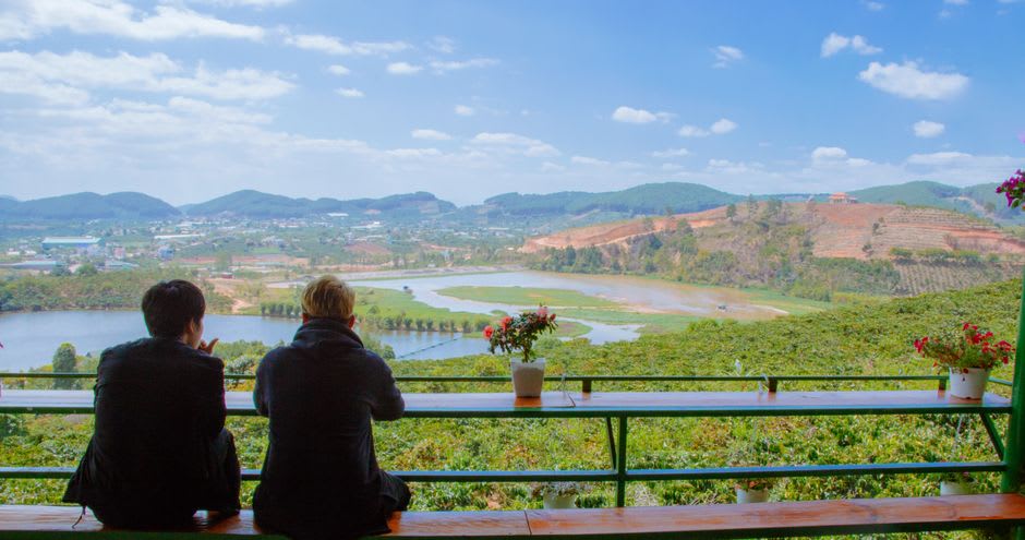 La vista desde el afloramiento de Table Unio mirando hacia abajo el verde valle de Sarraméa hacia la costa distante
