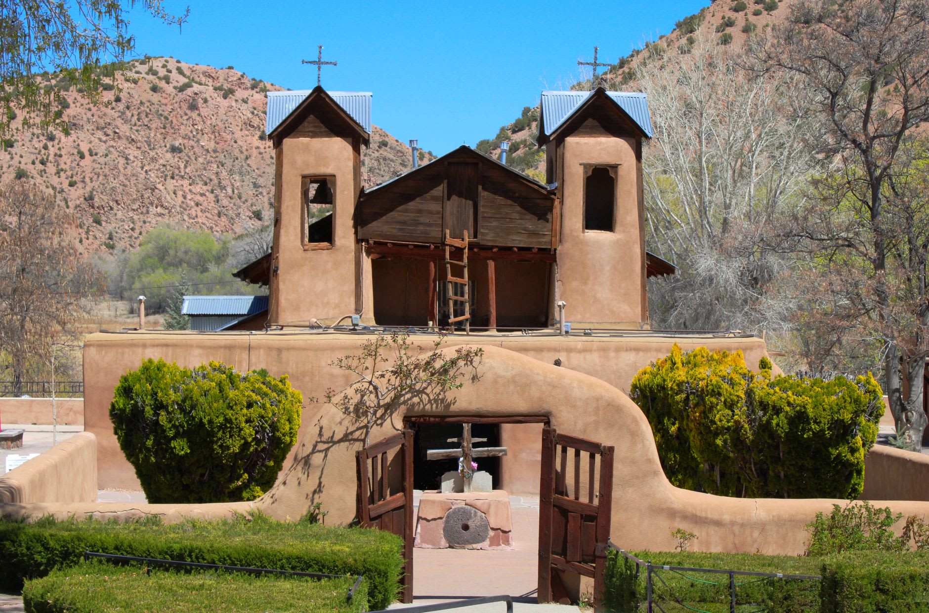 Hornos — fours en terre traditionnels en forme de ruche — dans la plaza de Taos Pueblo, utilisés pour cuire les pains des jours de fête