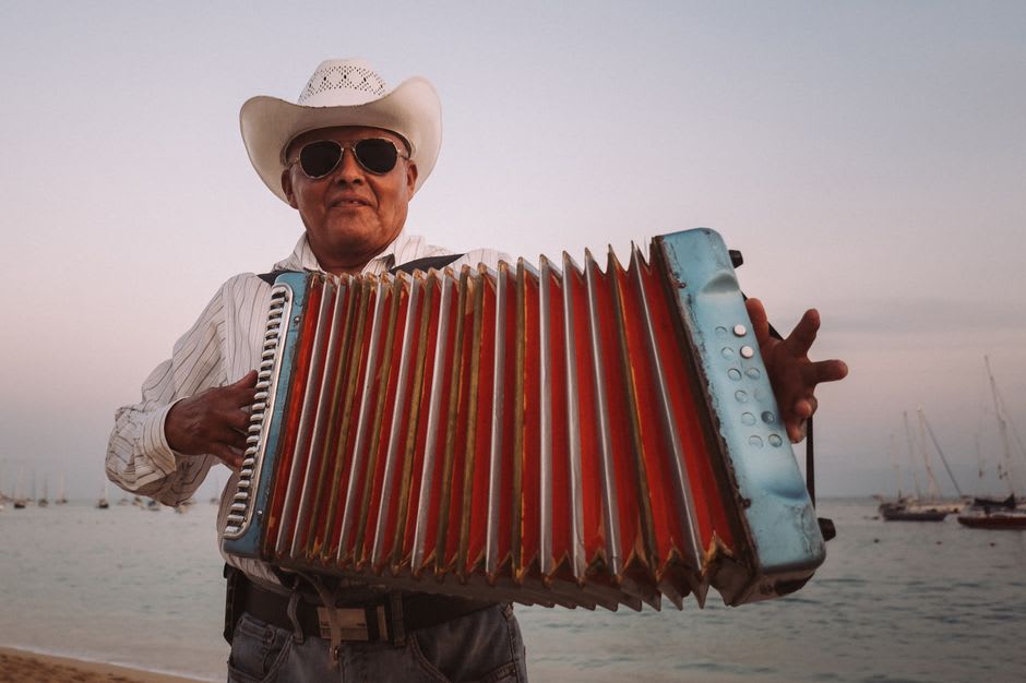 Des vaqueros jouant de l'accordéon et chantant des corridos dans un comedor en bord de route à Chontales
