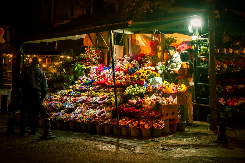 Lumière dorée de fin d'après-midi sur les étals de fleurs près du centre de La Concepción