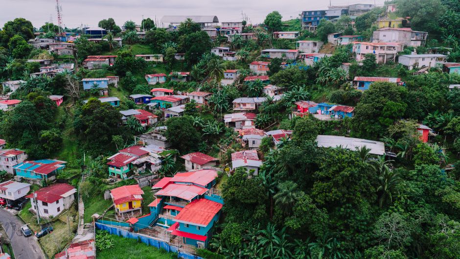 Casas de colores pastel trepando una calle en la ladera de Ocotal