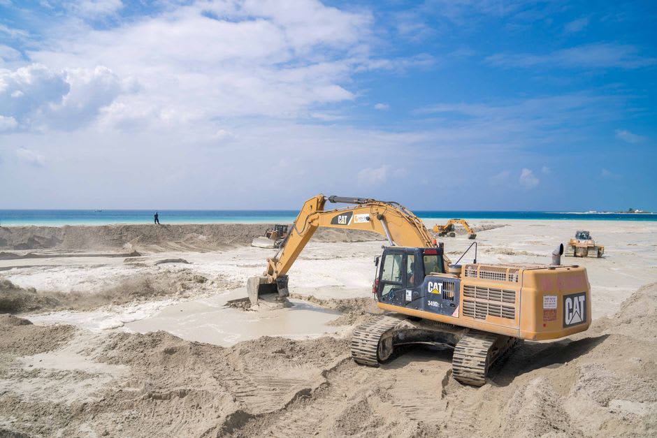 Desarrollo costero y construcción a lo largo del litoral de la Costa Esmeralda en Tola