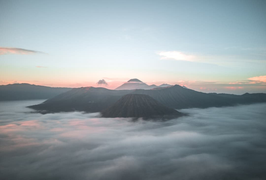 La laguna quieta y cubierta de neblina en la cumbre del cráter del Volcán Maderas, rodeada de denso bosque nuboso