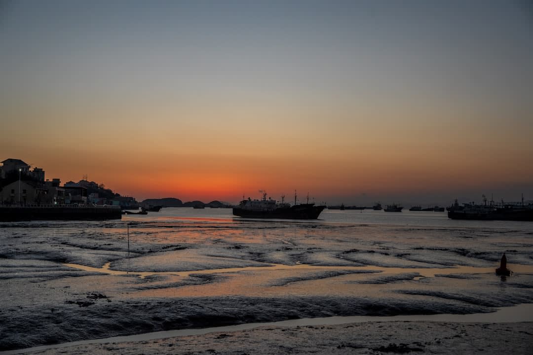 Barcos de pesca amarrados en el puerto al atardecer en Chongjin