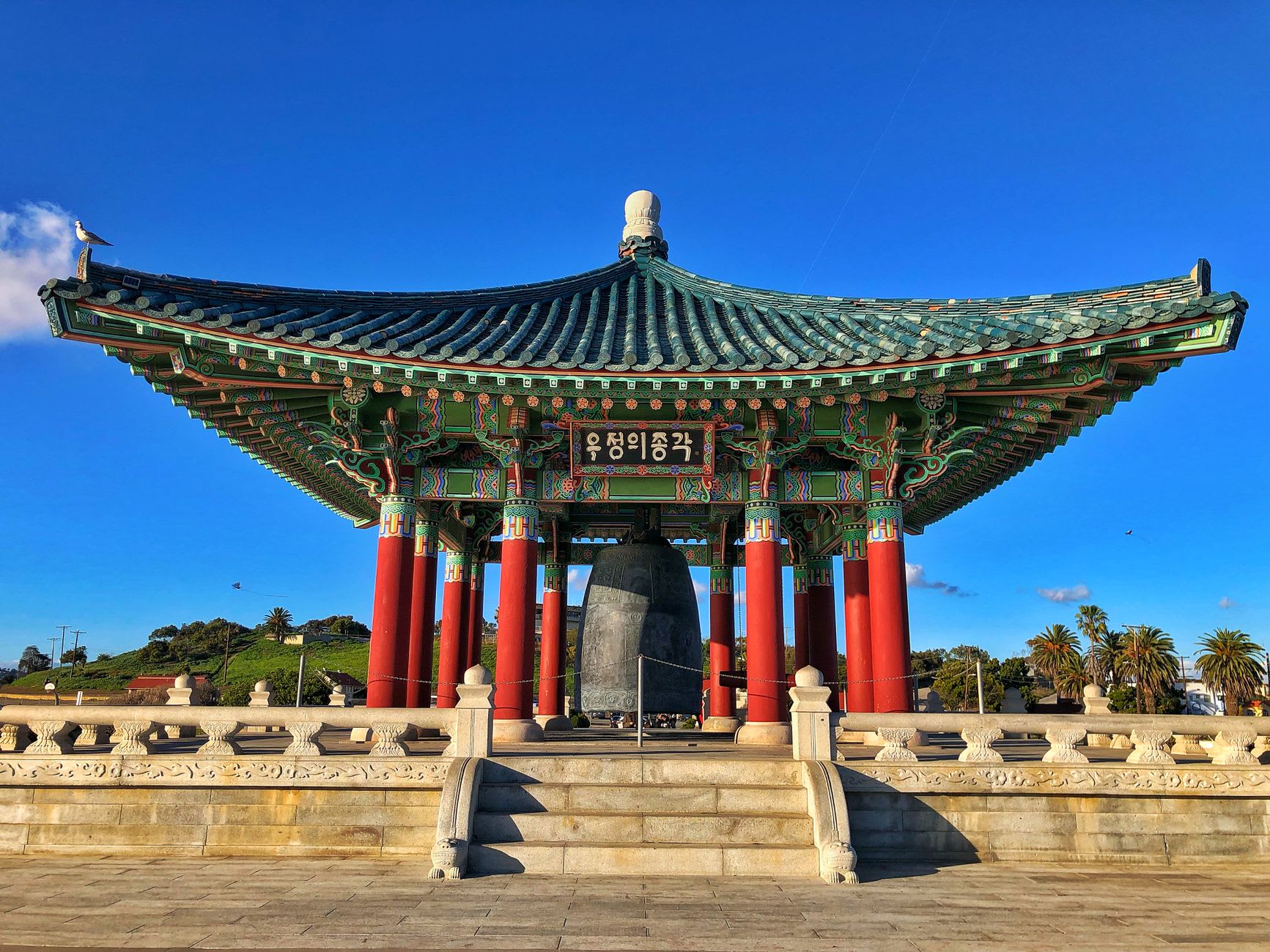 La Salle de l'Armistice de Panmunjom dans la lumière de l'après-midi, les pins de la zone tampon de la DMZ s'étendant au-delà du périmètre