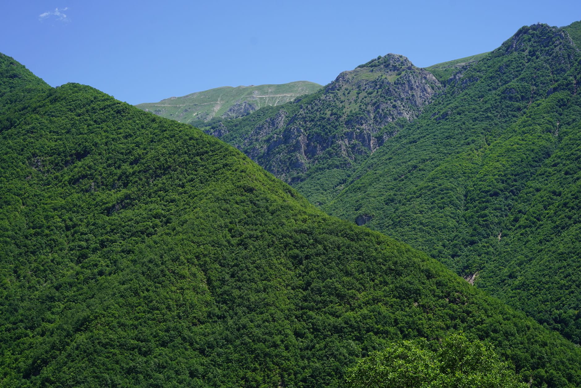 Le clocher submergé de l'église Saint-Nicolas émergeant du lac Mavrovo, vestige du village englouti en dessous