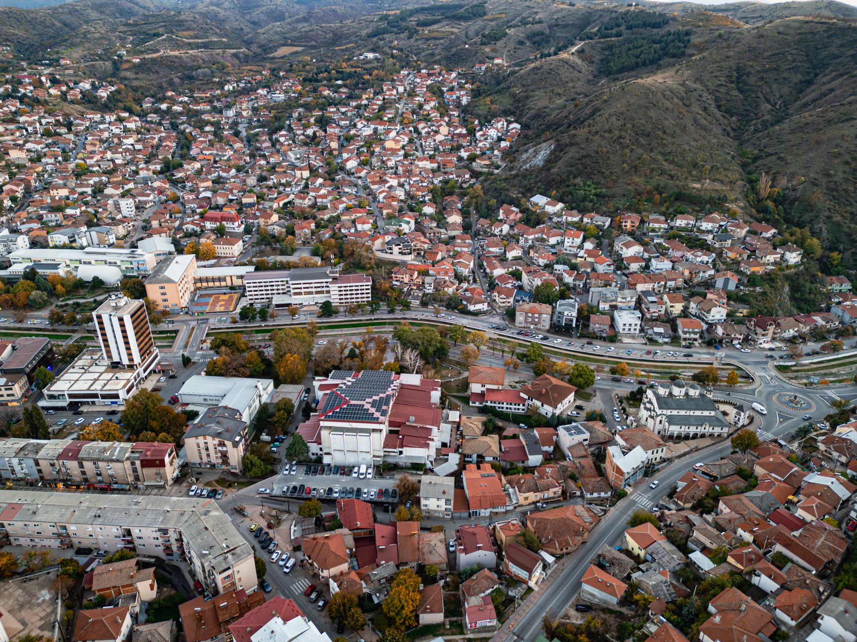 Les sommets enneigés des montagnes Šar s'élevant au-dessus des toits et des minarets de Tetovo par un clair matin de printemps