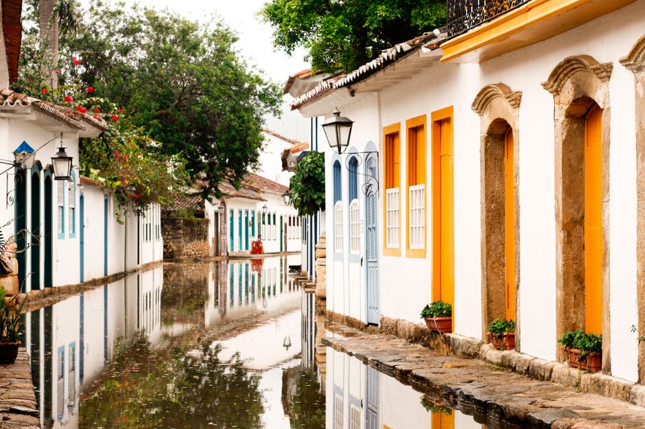 Bâtiments coloniaux colorés le long d'une rue étroite à Lençóis