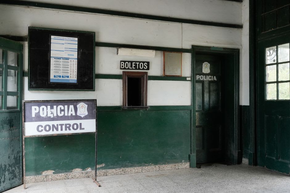 Un edificio tradicional de piedra, el museo de la antigua comisaría de policía de Borroloola, bajo un gran árbol de sombra