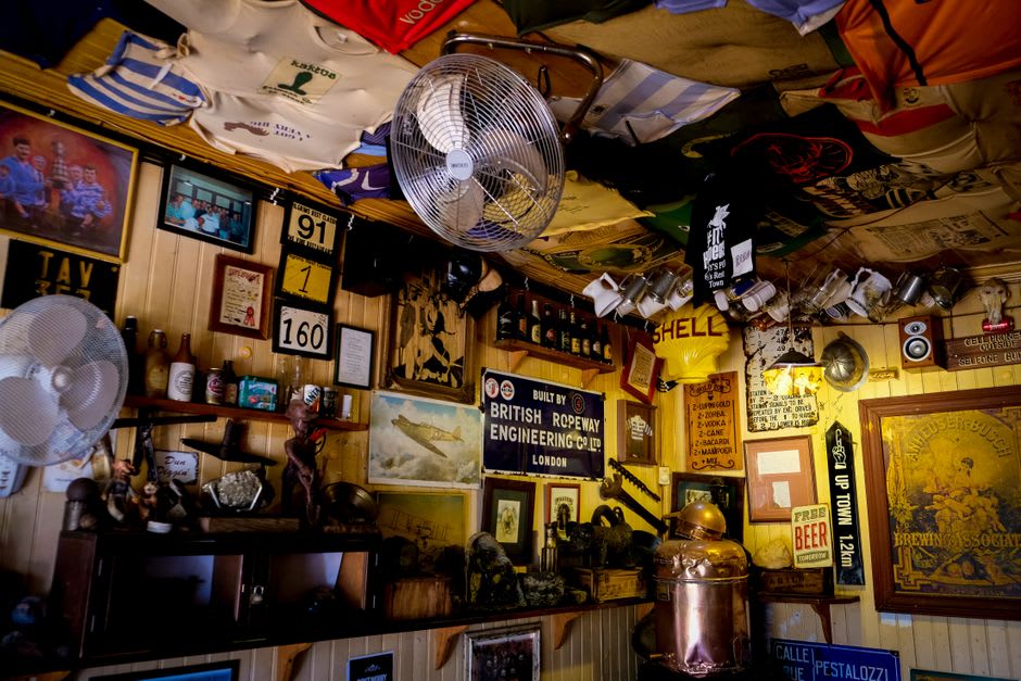 El interior del pub de Daly Waters con su techo cubierto de décadas de sombreros, billetes y recuerdos de viajeros