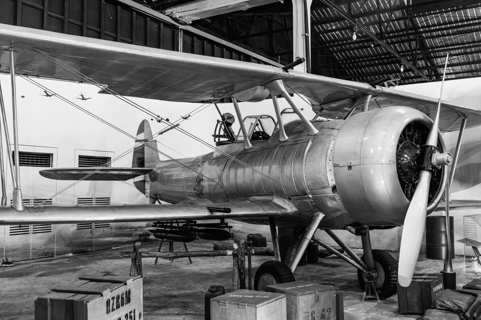 El viejo hangar de aviación de Daly Waters con una réplica de biplano vintage, remanente de la historia del pueblo como parada internacional de reabastecimiento en los años 30