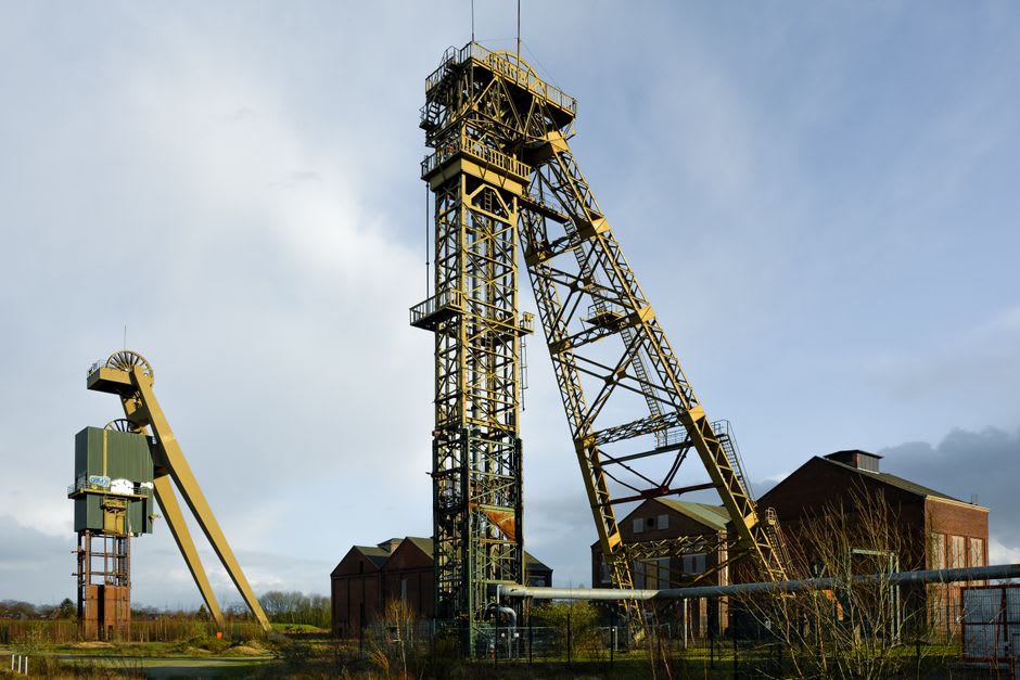 The rusted headframe and battery machinery of the old Battery Hill gold mine at Tennant Creek