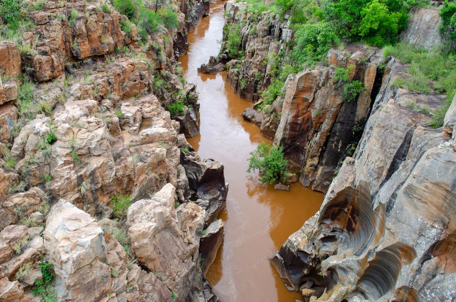 La vista desde el mirador de Sullivan Creek sobre el cañón del río Victoria cerca de Timber Creek, escarpes rojos estratificados extendiéndose hasta el horizonte