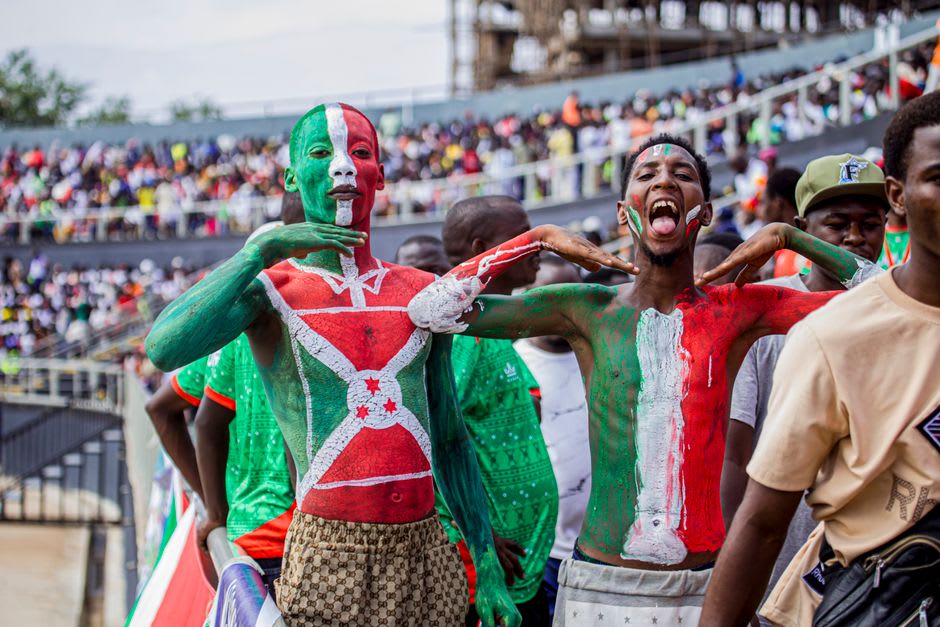 Miembros de la comunidad Tiwi con pintura corporal tradicional reuniéndose para un partido de fútbol en la isla Bathurst